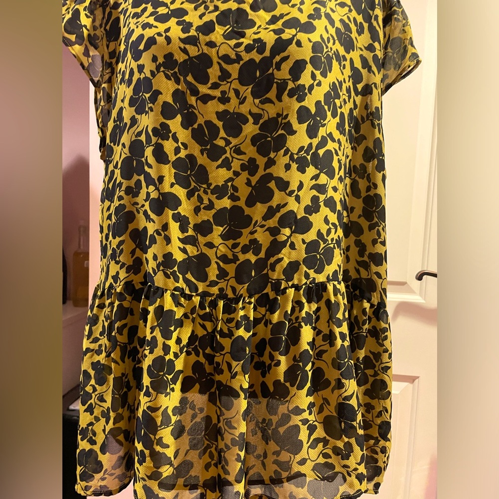 Yellow blouse with cap sleeve and swing waist